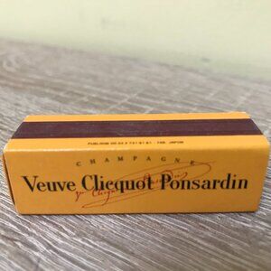 1 BOX SET VEUVE CLICQUOT MATCHES COLLECTIBLE